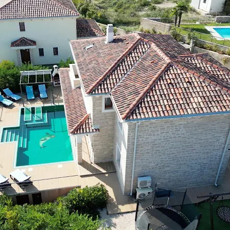 Noah - 4 Bedrooms, 4 Bathrooms, Heated Inside Pool, Jacuzzi, Sauna, Gym Villa *