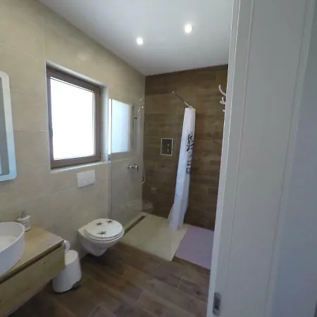 Noah - 4 Bedrooms, 4 Bathrooms, Heated Inside Pool, Jacuzzi, Sauna, Gym