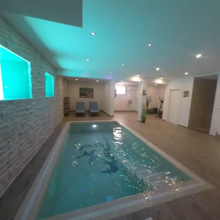 Noah - 4 Bedrooms, 4 Bathrooms, Heated Inside Pool, Jacuzzi, Sauna, Gym