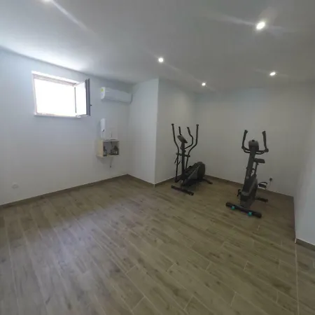 빌라 Noah - 4 Bedrooms, 4 Bathrooms, Heated Inside Pool, Jacuzzi, Sauna, Gym *