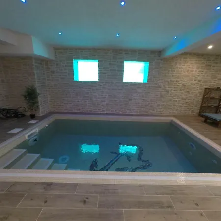 Noah - 4 Bedrooms, 4 Bathrooms, Heated Inside Pool, Jacuzzi, Sauna, Gym 빌라 Kornić